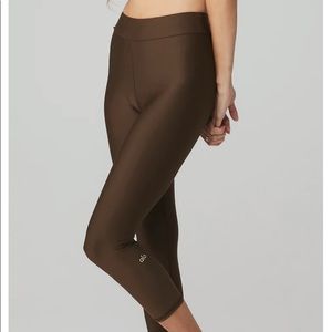 Alo Set wild thing bra, and airlift capri leggings